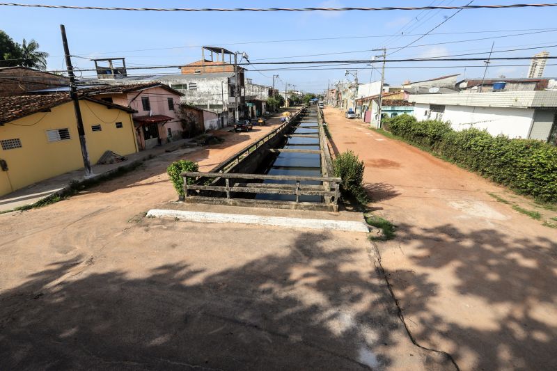 Uma espera de 30 anos chegou ao fim na manhã desta segunda-feira (14), com a autorização do governador Helder Barbalho para o início imediato das obras de urbanização de vias do bairro do Marco, Região de Integração do Guarajá, em Belém. Com um investimento de R$ 1,92 milhão, o bairro será contemplado com 1,64 km de asfalto novo. <div class='credito_fotos'>Foto: Marco Santos / Ag. Pará | <a href='/midias/2020/originais/6827_afbf847f-6aa1-680e-957b-227f327391be.jpg' download><i class='fa-solid fa-download'></i> Download</a></div>