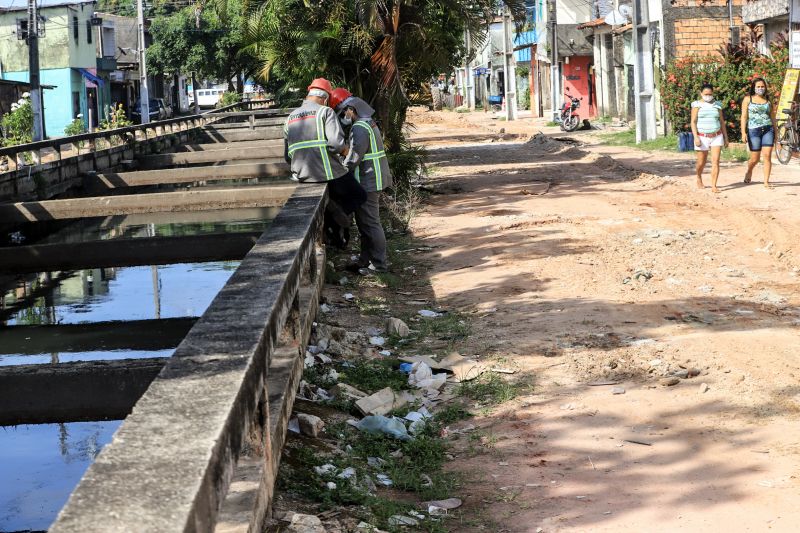 Uma espera de 30 anos chegou ao fim na manhã desta segunda-feira (14), com a autorização do governador Helder Barbalho para o início imediato das obras de urbanização de vias do bairro do Marco, Região de Integração do Guarajá, em Belém. Com um investimento de R$ 1,92 milhão, o bairro será contemplado com 1,64 km de asfalto novo. <div class='credito_fotos'>Foto: Marco Santos / Ag. Pará | <a href='/midias/2020/originais/6827_b8b8b0fa-658d-f421-1415-11696bfa709b.jpg' download><i class='fa-solid fa-download'></i> Download</a></div>