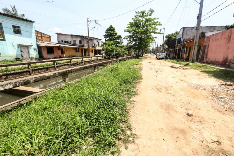 Uma espera de 30 anos chegou ao fim na manhã desta segunda-feira (14), com a autorização do governador Helder Barbalho para o início imediato das obras de urbanização de vias do bairro do Marco, Região de Integração do Guarajá, em Belém. Com um investimento de R$ 1,92 milhão, o bairro será contemplado com 1,64 km de asfalto novo. <div class='credito_fotos'>Foto: Marco Santos / Ag. Pará | <a href='/midias/2020/originais/6827_d139eaba-40a2-967c-f62d-d57b30216024.jpg' download><i class='fa-solid fa-download'></i> Download</a></div>