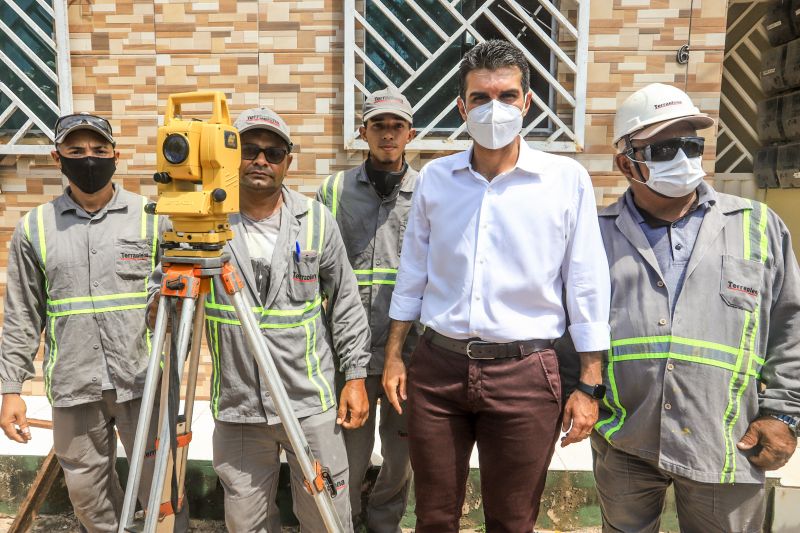 Uma espera de 30 anos chegou ao fim na manhã desta segunda-feira (14), com a autorização do governador Helder Barbalho para o início imediato das obras de urbanização de vias do bairro do Marco, Região de Integração do Guarajá, em Belém. Com um investimento de R$ 1,92 milhão, o bairro será contemplado com 1,64 km de asfalto novo. <div class='credito_fotos'>Foto: Marco Santos / Ag. Pará | <a href='/midias/2020/originais/6827_e331481d-9cc4-709e-27d3-1571f0497680.jpg' download><i class='fa-solid fa-download'></i> Download</a></div>