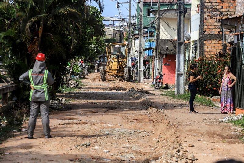 Uma espera de 30 anos chegou ao fim na manhã desta segunda-feira (14), com a autorização do governador Helder Barbalho para o início imediato das obras de urbanização de vias do bairro do Marco, Região de Integração do Guarajá, em Belém. Com um investimento de R$ 1,92 milhão, o bairro será contemplado com 1,64 km de asfalto novo. <div class='credito_fotos'>Foto: Marco Santos / Ag. Pará | <a href='/midias/2020/originais/6827_f901f8e3-55d1-54c6-f451-715c0f3a7764.jpg' download><i class='fa-solid fa-download'></i> Download</a></div>