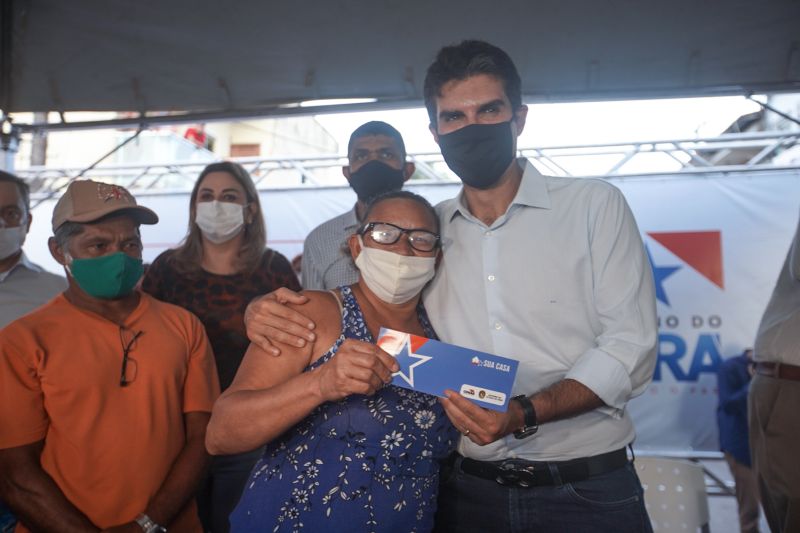 Governador Helder Barbalho durante a entrega do 'Sua Casa' para famílias de Maracanã