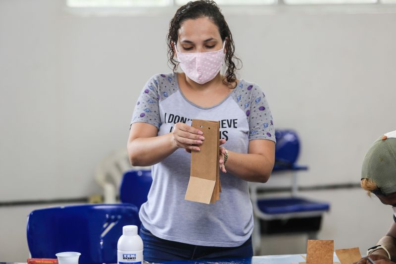 Juliana Lebrego, artesã, ministrando a oficina.