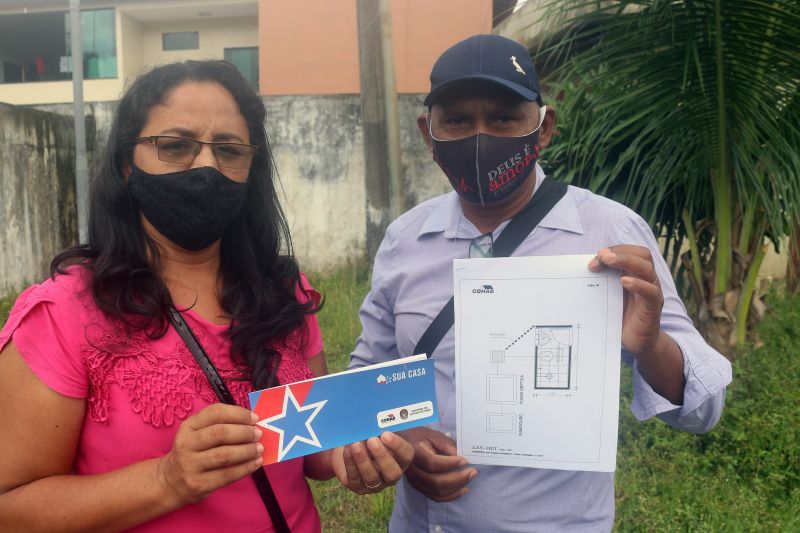 NA FOT O casal José Monteiro Gomes e Euziane Gomes também já foi contemplado com beneficio. <div class='credito_fotos'>Foto: ASCOM COHAB | <a href='/midias/2020/originais/6986_e294d2bd-db22-fce9-fb93-dd49076083ea.jpg' download><i class='fa-solid fa-download'></i> Download</a></div>