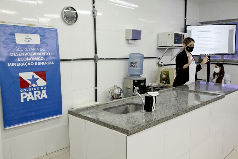 Belém, Pará, Brasil. TERPAZ MANIPULAÇÃO ALIMENTOS – PRESENCIAL - 04/11/2020 <div class='credito_fotos'>Foto: Ricardo Amanajás / Ag. Pará | <a href='/midias/2020/originais/6999_19626556-a56e-6836-5d0a-7406a9489d57.jpg' download><i class='fa-solid fa-download'></i> Download</a></div>