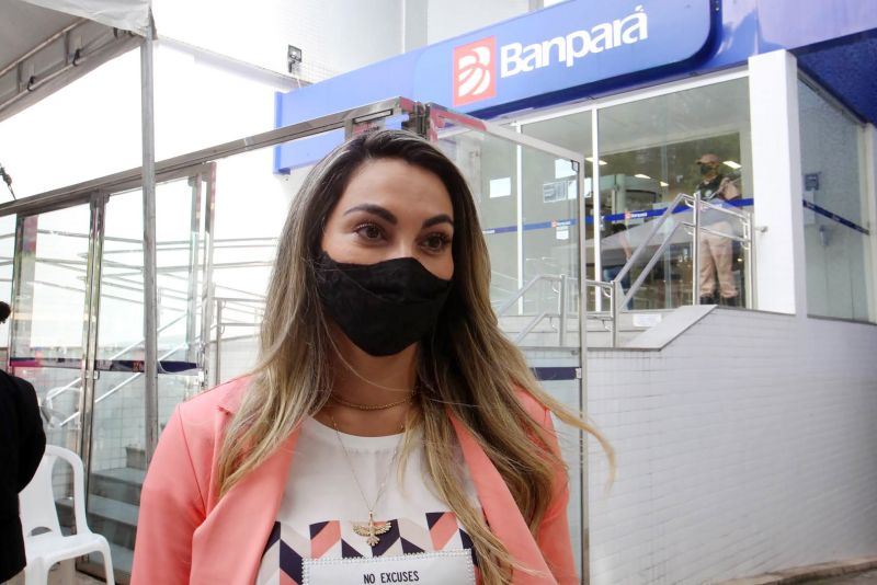 Tatianny Nascimento Gerente do Banpará <div class='credito_fotos'>Foto: Alex Ribeiro / Ag. Pará | <a href='/midias/2020/originais/7045_c114c45b-ff21-323d-41a5-c2597ac1a148.jpg' download><i class='fa-solid fa-download'></i> Download</a></div>