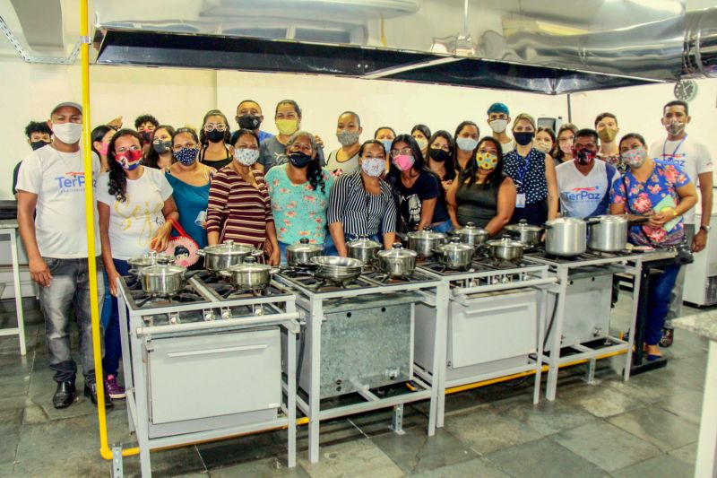 Belém, Pará, Brasil. TERPAZ MANIPULAÇÃO DE ALIMENTOS - 09/12/2020 <div class='credito_fotos'>Foto: Ricardo Amanajás / Ag. Pará | <a href='/midias/2020/originais/7090_17c33ea1-e8b3-f0b9-4a8c-8897258d3857.jpg' download><i class='fa-solid fa-download'></i> Download</a></div>