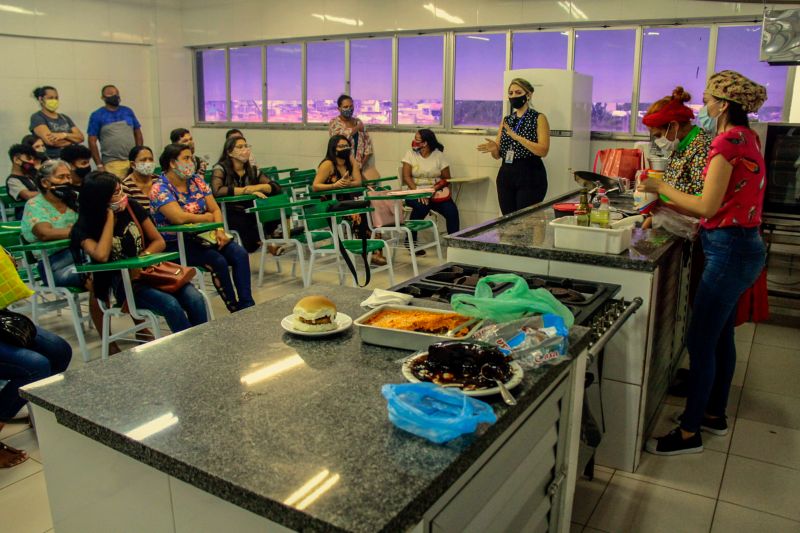 Belém, Pará, Brasil. TERPAZ MANIPULAÇÃO DE ALIMENTOS - 09/12/2020 <div class='credito_fotos'>Foto: Ricardo Amanajás / Ag. Pará | <a href='/midias/2020/originais/7090_68691ac5-cc50-eaec-508c-642bff00bb34.jpg' download><i class='fa-solid fa-download'></i> Download</a></div>