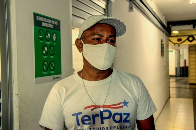 Belém, Pará, Brasil. TERPAZ MANIPULAÇÃO DE ALIMENTOS - Nucivaldo Souza Vieira, rede local terpaz e vice pres. Comunidade Nova União.- 09/12/2020 <div class='credito_fotos'>Foto: Ricardo Amanajás / Ag. Pará | <a href='/midias/2020/originais/7090_c6cb6302-bef3-c9c0-3601-08310bd84a5b.jpg' download><i class='fa-solid fa-download'></i> Download</a></div>