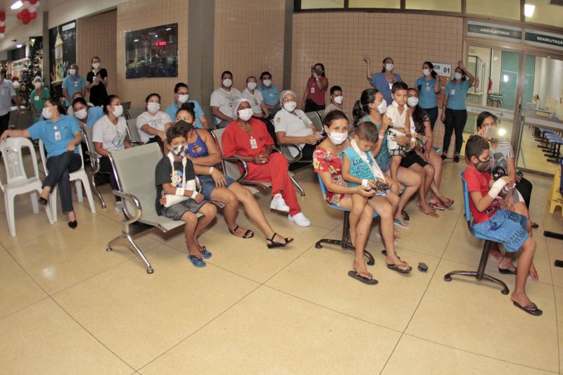 Belém, Pará, Brasil. CANTADA NATAL HOSPITAL METROPOLITANO - 19/12/2020 <div class='credito_fotos'>Foto: Ricardo Amanajás / Ag. Pará | <a href='/midias/2020/originais/7120_2fadfd64-d500-4e9a-37f8-930f038325c9.jpg' download><i class='fa-solid fa-download'></i> Download</a></div>