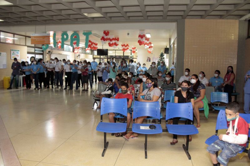 Belém, Pará, Brasil. CANTADA NATAL HOSPITAL METROPOLITANO - 19/12/2020 <div class='credito_fotos'>Foto: Ricardo Amanajás / Ag. Pará | <a href='/midias/2020/originais/7120_4a85efcb-2d7c-1cf1-5a8b-f6ce9d88ff2c.jpg' download><i class='fa-solid fa-download'></i> Download</a></div>