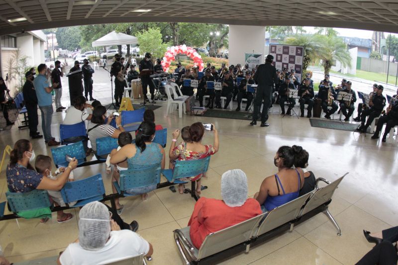 Belém, Pará, Brasil. CANTADA NATAL HOSPITAL METROPOLITANO - 19/12/2020 <div class='credito_fotos'>Foto: Ricardo Amanajás / Ag. Pará | <a href='/midias/2020/originais/7120_5d83c501-bd32-a42c-8ead-d5c8911dfd77.jpg' download><i class='fa-solid fa-download'></i> Download</a></div>