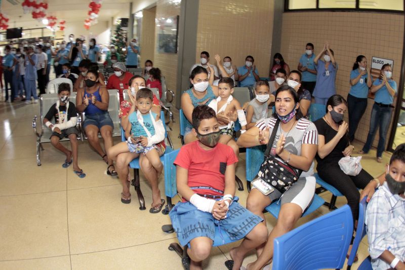 Belém, Pará, Brasil. CANTADA NATAL HOSPITAL METROPOLITANO - 19/12/2020 <div class='credito_fotos'>Foto: Ricardo Amanajás / Ag. Pará | <a href='/midias/2020/originais/7120_7f0d2914-ee27-799e-bac8-80471347080a.jpg' download><i class='fa-solid fa-download'></i> Download</a></div>