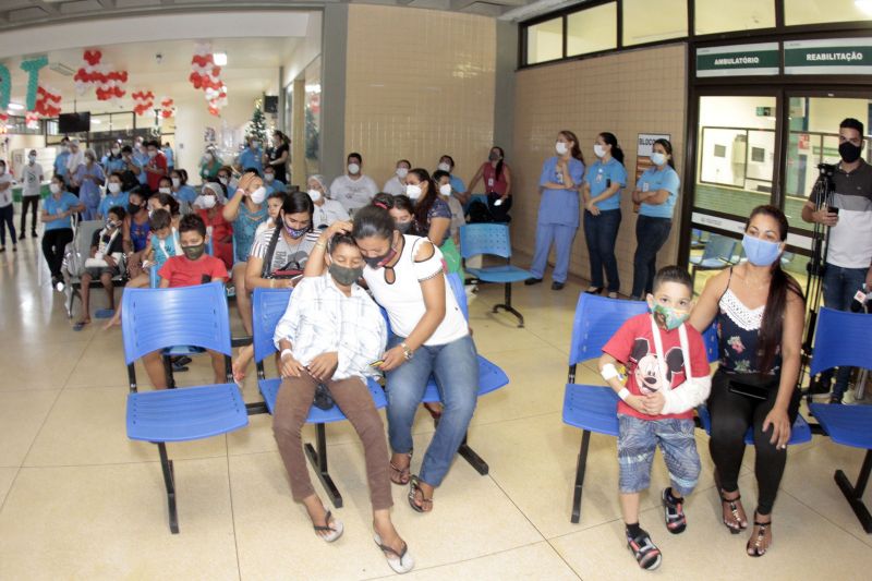 Belém, Pará, Brasil. CANTADA NATAL HOSPITAL METROPOLITANO - 19/12/2020 <div class='credito_fotos'>Foto: Ricardo Amanajás / Ag. Pará | <a href='/midias/2020/originais/7120_866b7674-4d9f-1468-2c16-b87f195ee51c.jpg' download><i class='fa-solid fa-download'></i> Download</a></div>