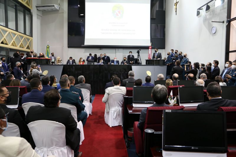 O governador Helder Barbalho foi condecorado com a maior honraria concedida pela Alepa.
<div class='credito_fotos'>Foto: Bruno Cecim / Ag.Pará | <a href='/midias/2020/originais/7122_1cf6ffc0-900f-12be-7bd8-530d5be5ca8b.jpg' download><i class='fa-solid fa-download'></i> Download</a></div>