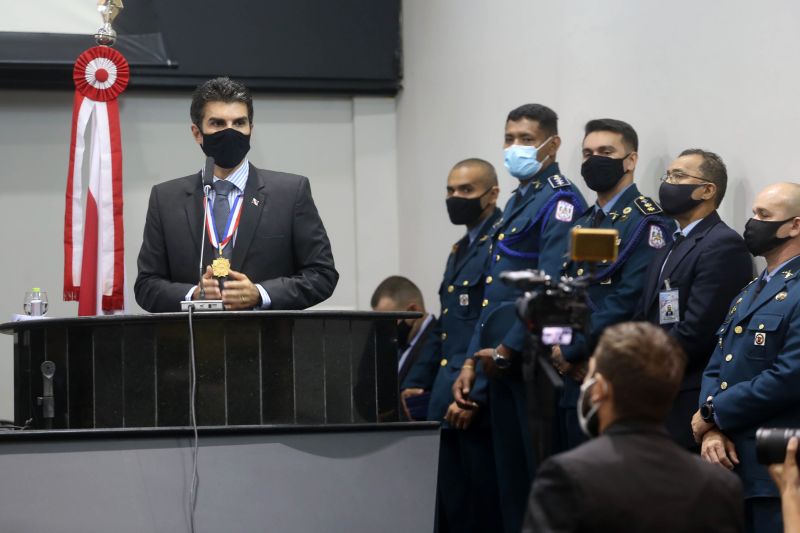O governador Helder Barbalho foi condecorado com a maior honraria concedida pela Alepa.
<div class='credito_fotos'>Foto: Bruno Cecim / Ag.Pará | <a href='/midias/2020/originais/7122_52a7e9d8-74b3-aacd-be42-13116c1b6202.jpg' download><i class='fa-solid fa-download'></i> Download</a></div>