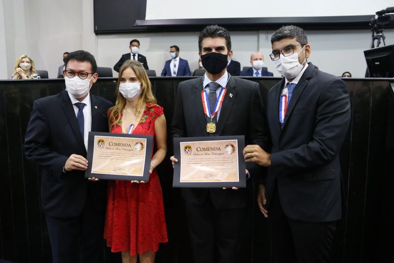 O governador Helder Barbalho foi condecorado com a maior honraria concedida pela Alepa.
<div class='credito_fotos'>Foto: Bruno Cecim / Ag.Pará | <a href='/midias/2020/originais/7122_67586f9c-0be4-bbee-3e63-972a6ed9d5fa.jpg' download><i class='fa-solid fa-download'></i> Download</a></div>