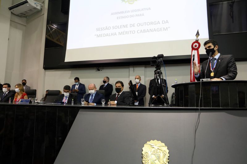 O governador Helder Barbalho foi condecorado com a maior honraria concedida pela Alepa.
<div class='credito_fotos'>Foto: Bruno Cecim / Ag.Pará | <a href='/midias/2020/originais/7122_88c682b3-620e-6bcb-9dad-a71d31901278.jpg' download><i class='fa-solid fa-download'></i> Download</a></div>