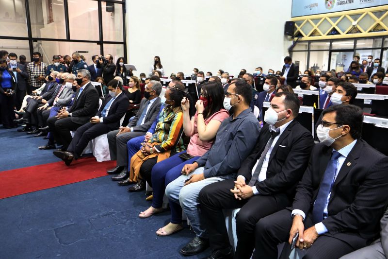 O governador Helder Barbalho foi condecorado com a maior honraria concedida pela Alepa.
<div class='credito_fotos'>Foto: Bruno Cecim / Ag.Pará | <a href='/midias/2020/originais/7122_b5166f44-1007-e348-66ee-8134843facae.jpg' download><i class='fa-solid fa-download'></i> Download</a></div>