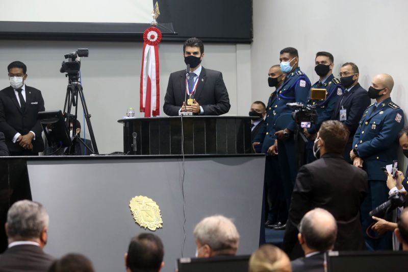O governador Helder Barbalho foi condecorado com a maior honraria concedida pela Alepa.
<div class='credito_fotos'>Foto: Bruno Cecim / Ag.Pará | <a href='/midias/2020/originais/7122_d8f471de-850f-39df-f072-fabea655362a.jpg' download><i class='fa-solid fa-download'></i> Download</a></div>