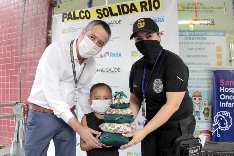 Belém, Pará, Brasil. ENTREGA ARVORE SEAP - 17/12/2020 <div class='credito_fotos'>Foto: Ricardo Amanajás / Ag. Pará | <a href='/midias/2020/originais/7124_7bae9828-a488-3039-2ef8-4fce7f6a6bc9.jpg' download><i class='fa-solid fa-download'></i> Download</a></div>