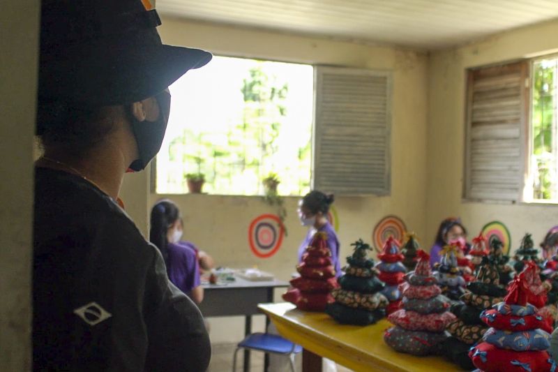 Produção de árvores de Natal no CRF <div class='credito_fotos'>Foto: Divulgação | <a href='/midias/2020/originais/7125_95d9dae7-b177-0d0a-231f-6f37920543bf.jpg' download><i class='fa-solid fa-download'></i> Download</a></div>