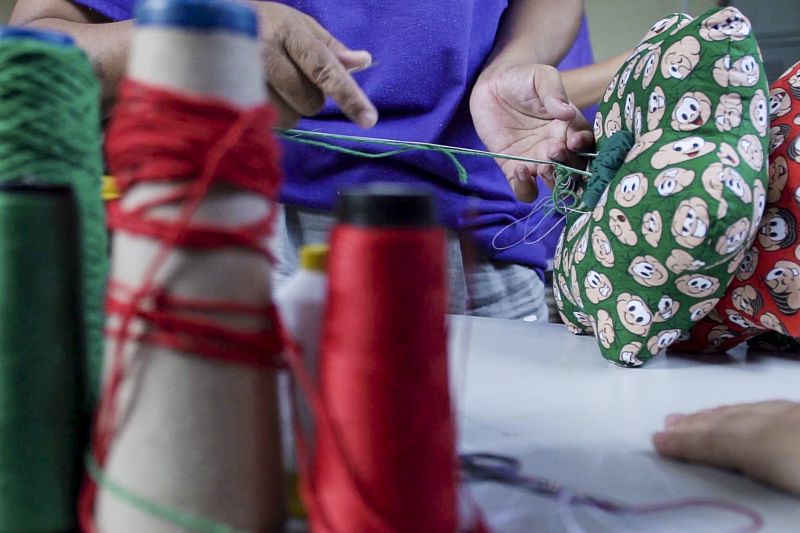 Produção de árvores de Natal no CRF <div class='credito_fotos'>Foto: Divulgação | <a href='/midias/2020/originais/7125_b473fad9-0ebe-35a1-12d7-3ecd1d844184.jpg' download><i class='fa-solid fa-download'></i> Download</a></div>
