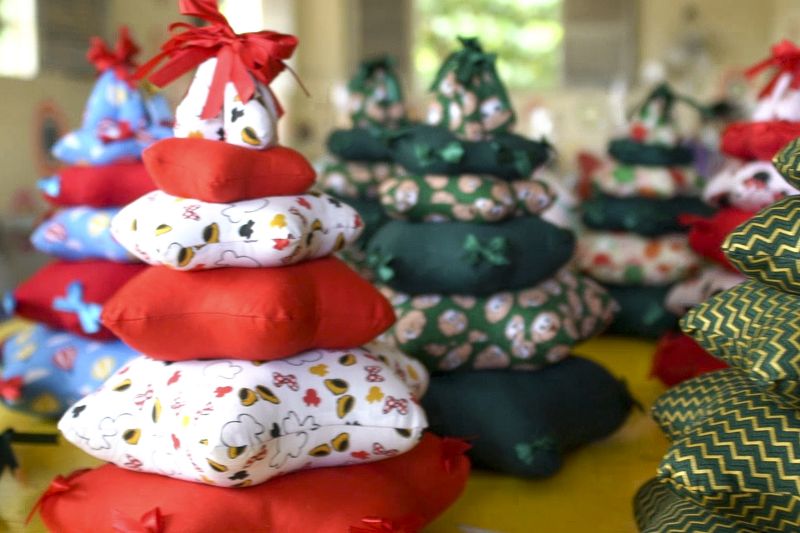Produção de árvores de Natal no CRF <div class='credito_fotos'>Foto: Divulgação | <a href='/midias/2020/originais/7125_edb7b59e-c17f-4ca5-e320-5aaef50cf71e.jpg' download><i class='fa-solid fa-download'></i> Download</a></div>