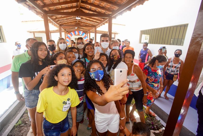150 estudantes de Salvaterra foram beneficiados com a entrega da Escola de Ensino Fundamental Condeixa. A unidade escolar resulta de uma parceria entre a prefeitura municipal e o Governo do Estado, por meio da Secretaria de Estado de Educação <div class='credito_fotos'>Foto: Marco Santos / Ag. Pará | <a href='/midias/2020/originais/7138_a21041c1-c71c-c3de-92ad-0219d22ee143.jpg' download><i class='fa-solid fa-download'></i> Download</a></div>