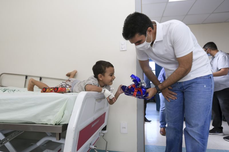 Primeira Dama, Daniela e Governador do Helder Barbalho entregam presentes a crianças e fazem visita a pacientes <div class='credito_fotos'>Foto: Jader Paes / Agência Pará | <a href='/midias/2020/originais/7144_0422c6f4-37d6-a241-eab6-d0446a8bcdfc.jpg' download><i class='fa-solid fa-download'></i> Download</a></div>