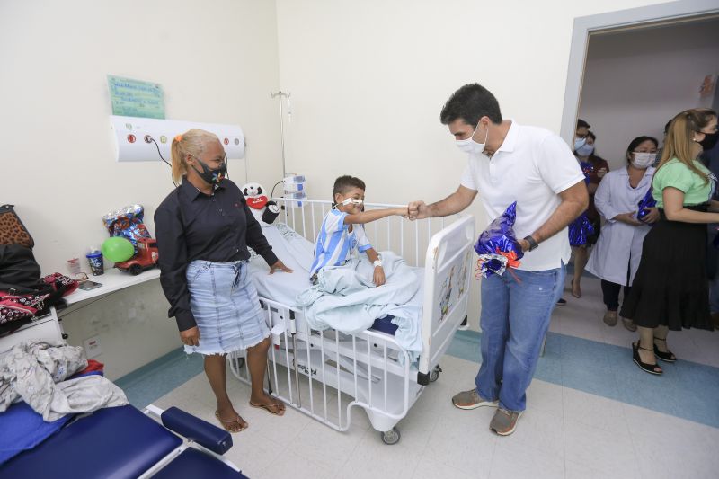 Primeira Dama, Daniela e Governador do Helder Barbalho entregam presentes a crianças e fazem visita a pacientes <div class='credito_fotos'>Foto: Jader Paes / Agência Pará | <a href='/midias/2020/originais/7144_1764b89b-13dc-c3a3-1278-4a9ecbcd5c5d.jpg' download><i class='fa-solid fa-download'></i> Download</a></div>