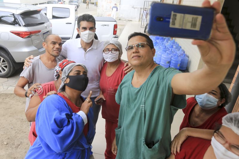 Primeira Dama, Daniela e Governador do Helder Barbalho entregam presentes a crianças e fazem visita a pacientes <div class='credito_fotos'>Foto: Jader Paes / Agência Pará | <a href='/midias/2020/originais/7144_269fe6a7-a2e7-3e06-f8e2-0218f0c8548e.jpg' download><i class='fa-solid fa-download'></i> Download</a></div>