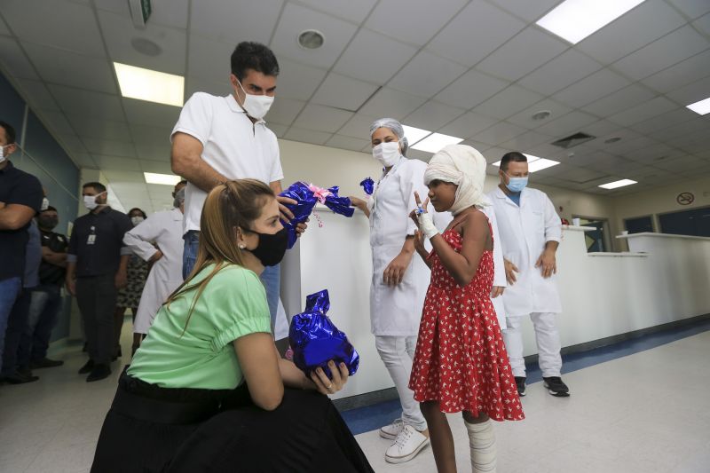 Primeira Dama, Daniela e Governador do Helder Barbalho entregam presentes a crianças e fazem visita a pacientes <div class='credito_fotos'>Foto: Jader Paes / Agência Pará | <a href='/midias/2020/originais/7144_dcb1be31-9ba2-db7d-73e2-048275baf179.jpg' download><i class='fa-solid fa-download'></i> Download</a></div>