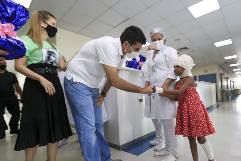 Primeira Dama, Daniela e Governador do Helder Barbalho entregam presentes a crianças e fazem visita a pacientes <div class='credito_fotos'>Foto: Jader Paes / Agência Pará | <a href='/midias/2020/originais/7144_e83d5b80-3976-0d4a-9126-400679c9dc75.jpg' download><i class='fa-solid fa-download'></i> Download</a></div>