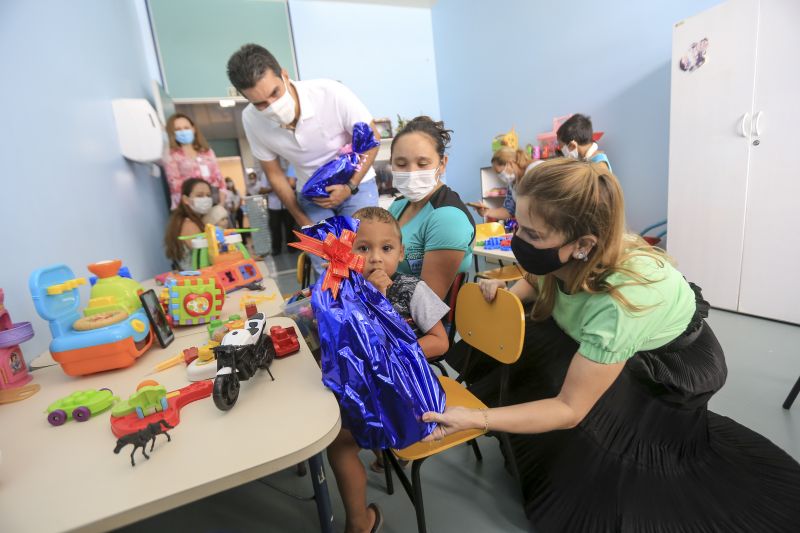 Primeira Dama, Daniela e Governador do Helder Barbalho entregam presentes a crianças e fazem visita a pacientes <div class='credito_fotos'>Foto: Jader Paes / Agência Pará | <a href='/midias/2020/originais/7144_eaa4f570-75dd-fdb1-e0f9-40948a9ee903.jpg' download><i class='fa-solid fa-download'></i> Download</a></div>