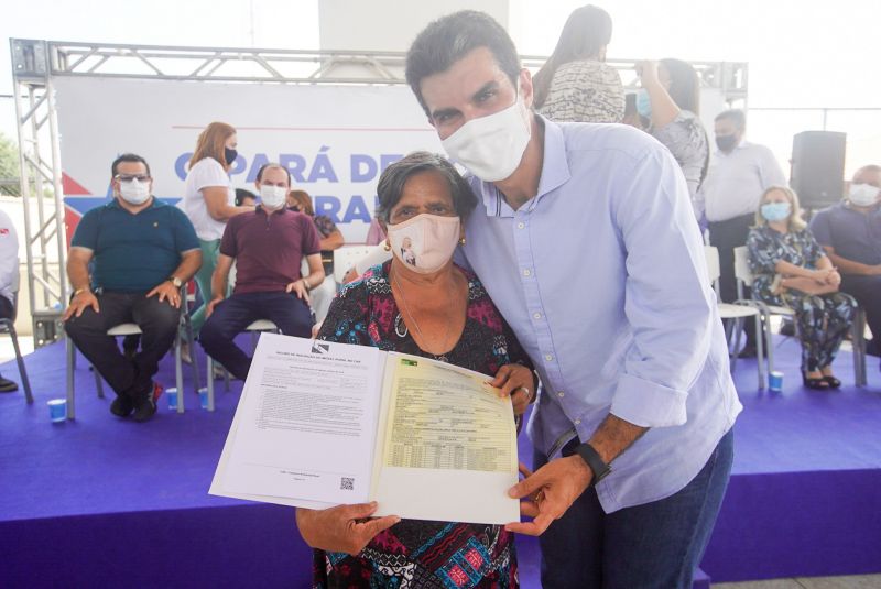 Governo do Estado Entrega títulos de terra em Santa Maria do Pará
Na foto: Matilde pereira de Souza <div class='credito_fotos'>Foto: Marco Santos / Ag. Pará | <a href='/midias/2020/originais/7150_017ad21b-ca35-46f0-78bf-79e1b25972e1.jpg' download><i class='fa-solid fa-download'></i> Download</a></div>