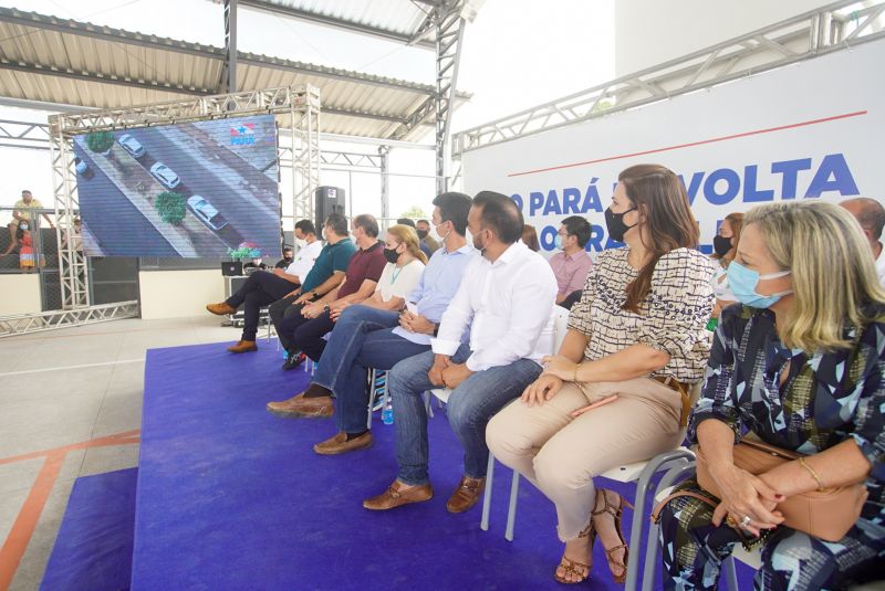 Governo do Estado Entrega títulos de terra em Santa Maria do Pará <div class='credito_fotos'>Foto: Marco Santos / Ag. Pará | <a href='/midias/2020/originais/7150_488e74a0-38f0-8c89-3745-d7bb41ce1984.jpg' download><i class='fa-solid fa-download'></i> Download</a></div>