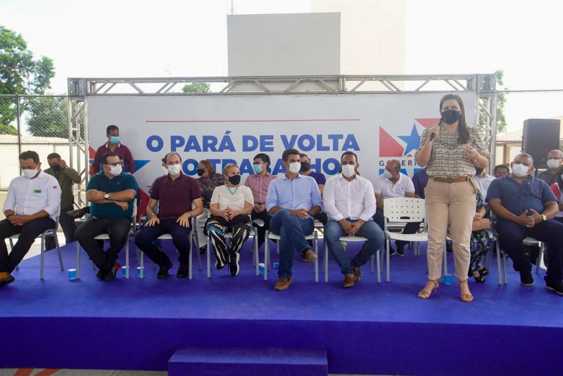 Governo do Estado Entrega títulos de terra em Santa Maria do Pará <div class='credito_fotos'>Foto: Marco Santos / Ag. Pará | <a href='/midias/2020/originais/7150_5cab5b50-3a69-26cb-1826-fb59b17879d8.jpg' download><i class='fa-solid fa-download'></i> Download</a></div>