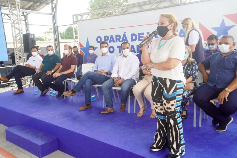 Governo do Estado Entrega títulos de terra em Santa Maria do Pará <div class='credito_fotos'>Foto: Marco Santos / Ag. Pará | <a href='/midias/2020/originais/7150_947bbff4-bbc0-e817-f606-a2702de1901f.jpg' download><i class='fa-solid fa-download'></i> Download</a></div>