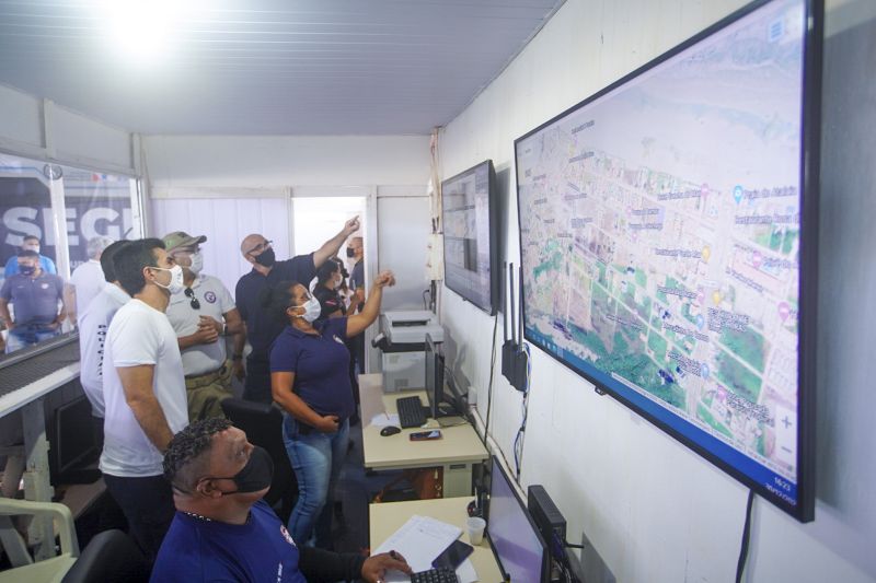 Governador acompanha trabalho de segurança pública do Centro Integrado de Comando em Salinópolis <div class='credito_fotos'>Foto: Marco Santos / Ag. Pará | <a href='/midias/2020/originais/7156_02a54c52-8aca-2d7e-eba9-18f9ecfd1834.jpg' download><i class='fa-solid fa-download'></i> Download</a></div>