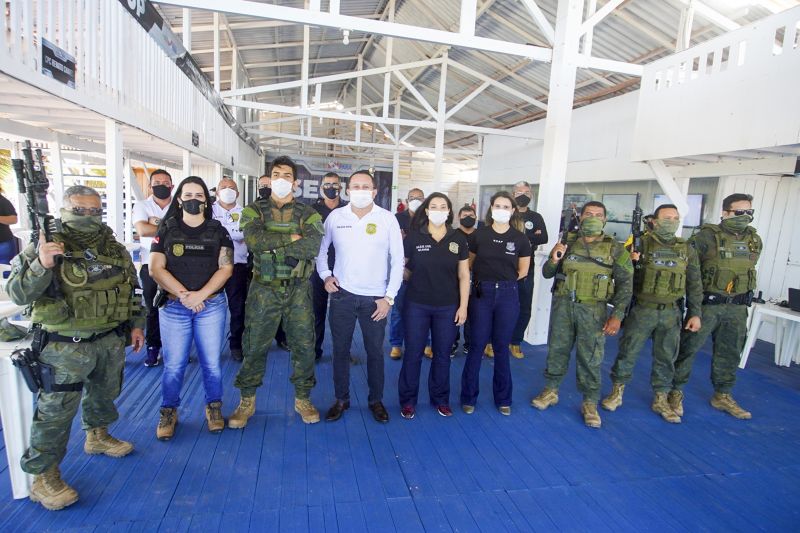 Governador acompanha trabalho de segurança pública do Centro Integrado de Comando em Salinópolis <div class='credito_fotos'>Foto: Marco Santos / Ag. Pará | <a href='/midias/2020/originais/7156_4179c080-9fdb-4a8c-9d65-93f4b9c64642.jpg' download><i class='fa-solid fa-download'></i> Download</a></div>