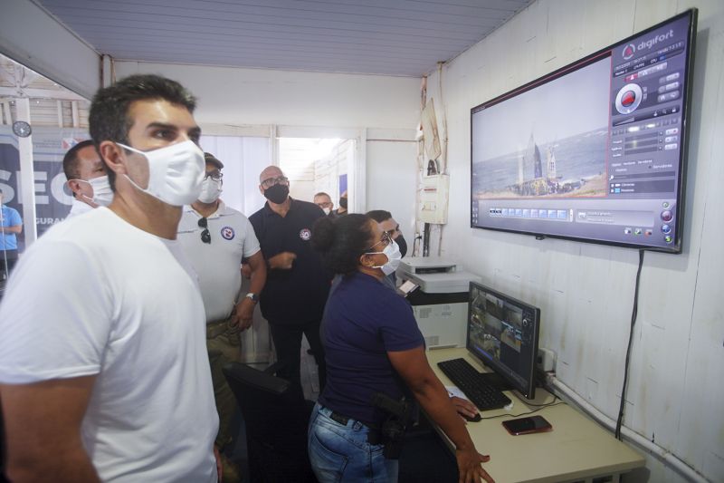 Governador acompanha trabalho de segurança pública do Centro Integrado de Comando em Salinópolis <div class='credito_fotos'>Foto: Marco Santos / Ag. Pará | <a href='/midias/2020/originais/7156_6dd2a8d0-bfdc-0393-7bc5-3ef853019007.jpg' download><i class='fa-solid fa-download'></i> Download</a></div>