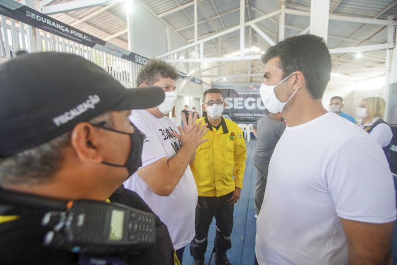 Governador acompanha trabalho de segurança pública do Centro Integrado de Comando em Salinópolis <div class='credito_fotos'>Foto: Marco Santos / Ag. Pará | <a href='/midias/2020/originais/7156_aca2e6be-4c13-c290-970b-9a84fe574189.jpg' download><i class='fa-solid fa-download'></i> Download</a></div>