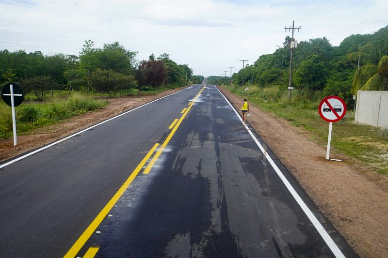 Governo inaugura Nova estrada de acesso ao Aeroporto de Salinas
<div class='credito_fotos'>Foto: Marco Santos / Ag. Pará | <a href='/midias/2020/originais/7157_384b3ff9-8f10-b228-2ce5-e18c1a39b825.jpg' download><i class='fa-solid fa-download'></i> Download</a></div>