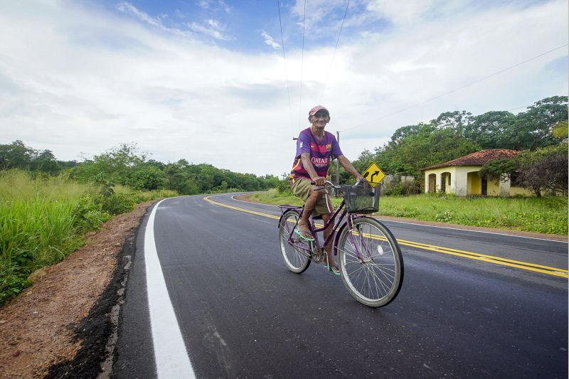 Governo inaugura Nova estrada de acesso ao Aeroporto de Salinas
<div class='credito_fotos'>Foto: Marco Santos / Ag. Pará | <a href='/midias/2020/originais/7157_7b5056dd-b198-f7de-c086-8d0905e4191e.jpg' download><i class='fa-solid fa-download'></i> Download</a></div>