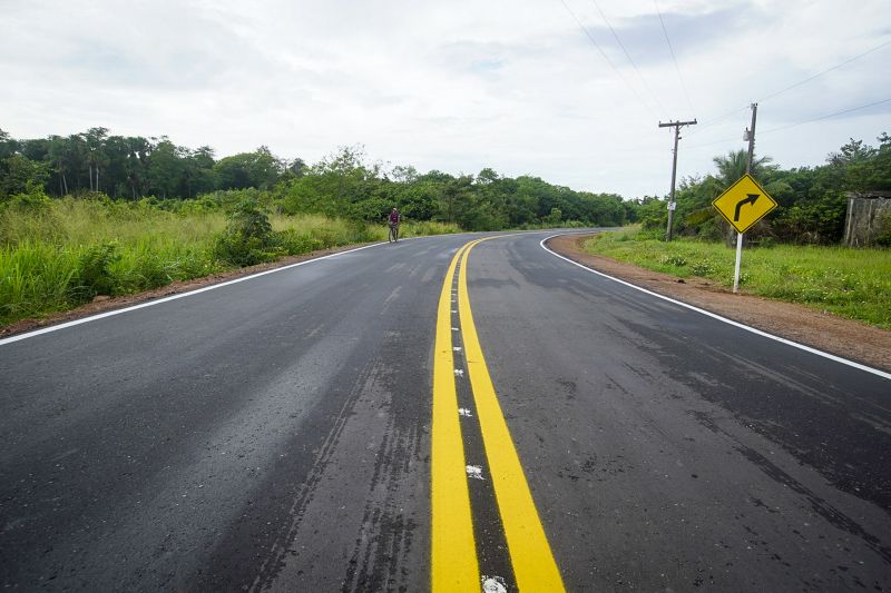 Governo inaugura Nova estrada de acesso ao Aeroporto de Salinas
<div class='credito_fotos'>Foto: Marco Santos / Ag. Pará | <a href='/midias/2020/originais/7157_8b530a06-f66d-95d9-3d68-f8e9120bea6b.jpg' download><i class='fa-solid fa-download'></i> Download</a></div>