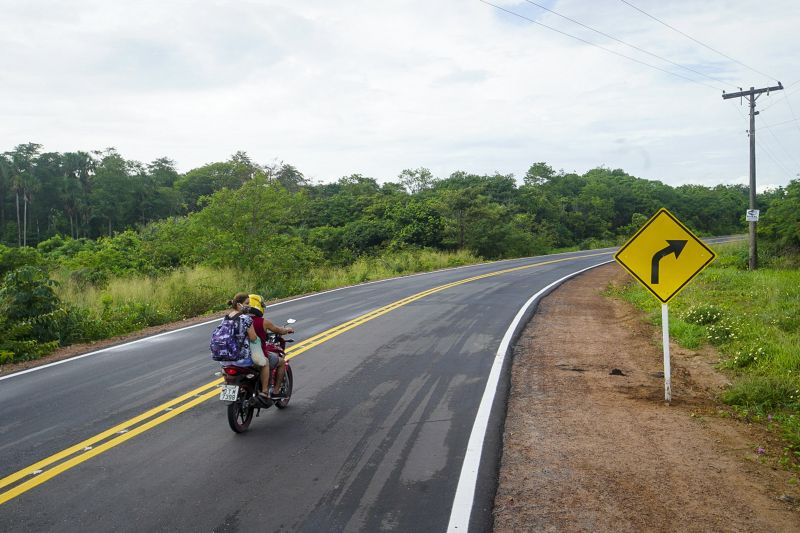 Governo inaugura Nova estrada de acesso ao Aeroporto de Salinas
<div class='credito_fotos'>Foto: Marco Santos / Ag. Pará | <a href='/midias/2020/originais/7157_bcf3421e-a222-ac88-42ff-04178ce1912c.jpg' download><i class='fa-solid fa-download'></i> Download</a></div>
