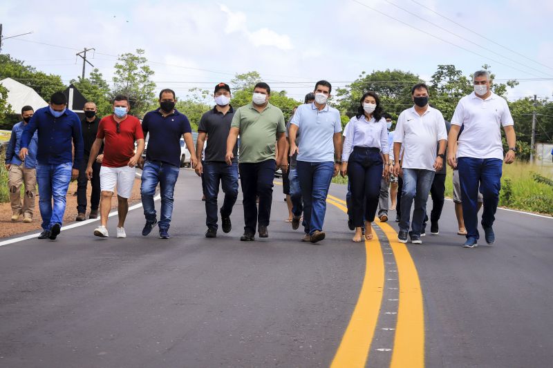 Governo inaugura Nova estrada de acesso ao Aeroporto de Salinas
<div class='credito_fotos'>Foto: Marco Santos / Ag. Pará | <a href='/midias/2020/originais/7157_c480e40a-7189-0d59-2c76-bc40cfb230e6.jpg' download><i class='fa-solid fa-download'></i> Download</a></div>