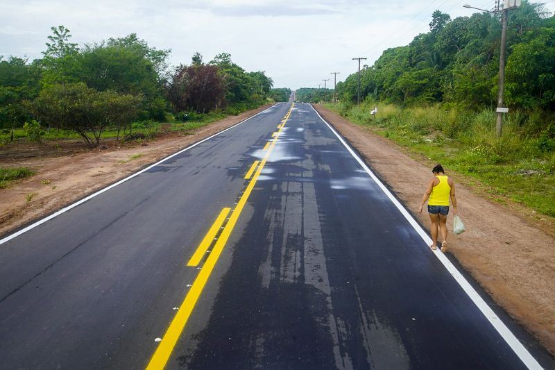 Governo inaugura Nova estrada de acesso ao Aeroporto de Salinas
<div class='credito_fotos'>Foto: Marco Santos / Ag. Pará | <a href='/midias/2020/originais/7157_d7d912a6-8b4b-14a2-d4db-3cc3035e6e3f.jpg' download><i class='fa-solid fa-download'></i> Download</a></div>