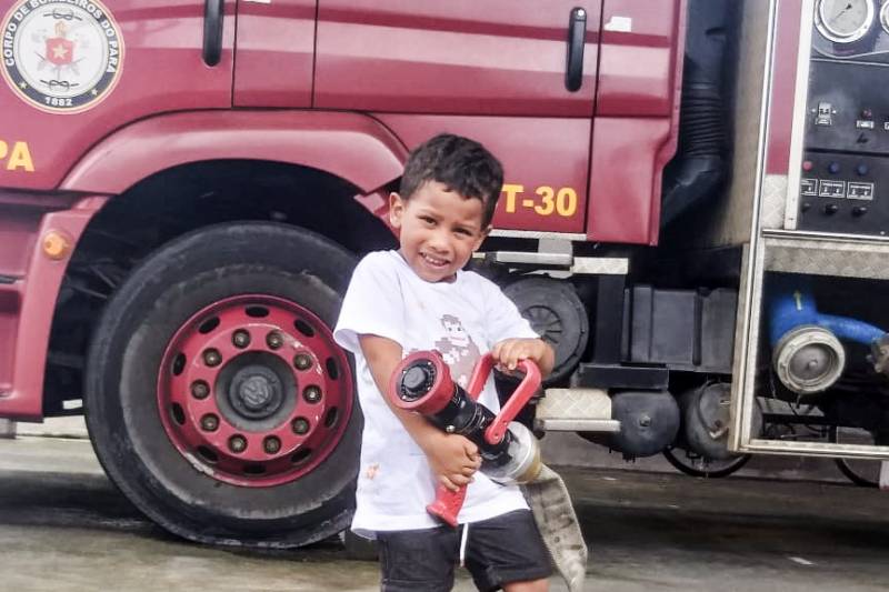 O Henrique é a criança de camisa branca.